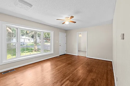 Charming 3 BR Ranch on a Spacious Wooded Lot in Washington Local! Updated Kitchen and Bath,rdwood... — Photo 2