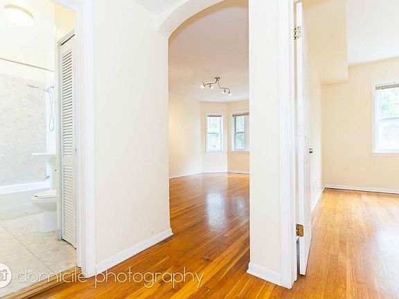 2nd image of 1524 N Artesian Ave APT 3