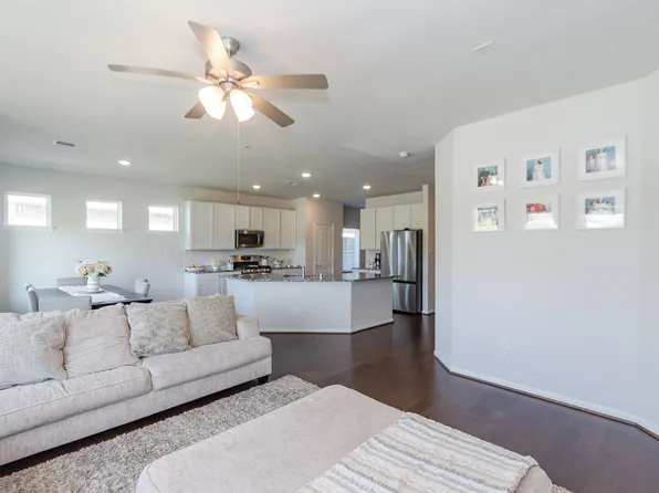 505 Prairie Grass Trl, Clute, TX 77531