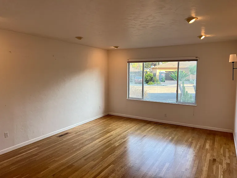 310 Alma Ln — Photo 6