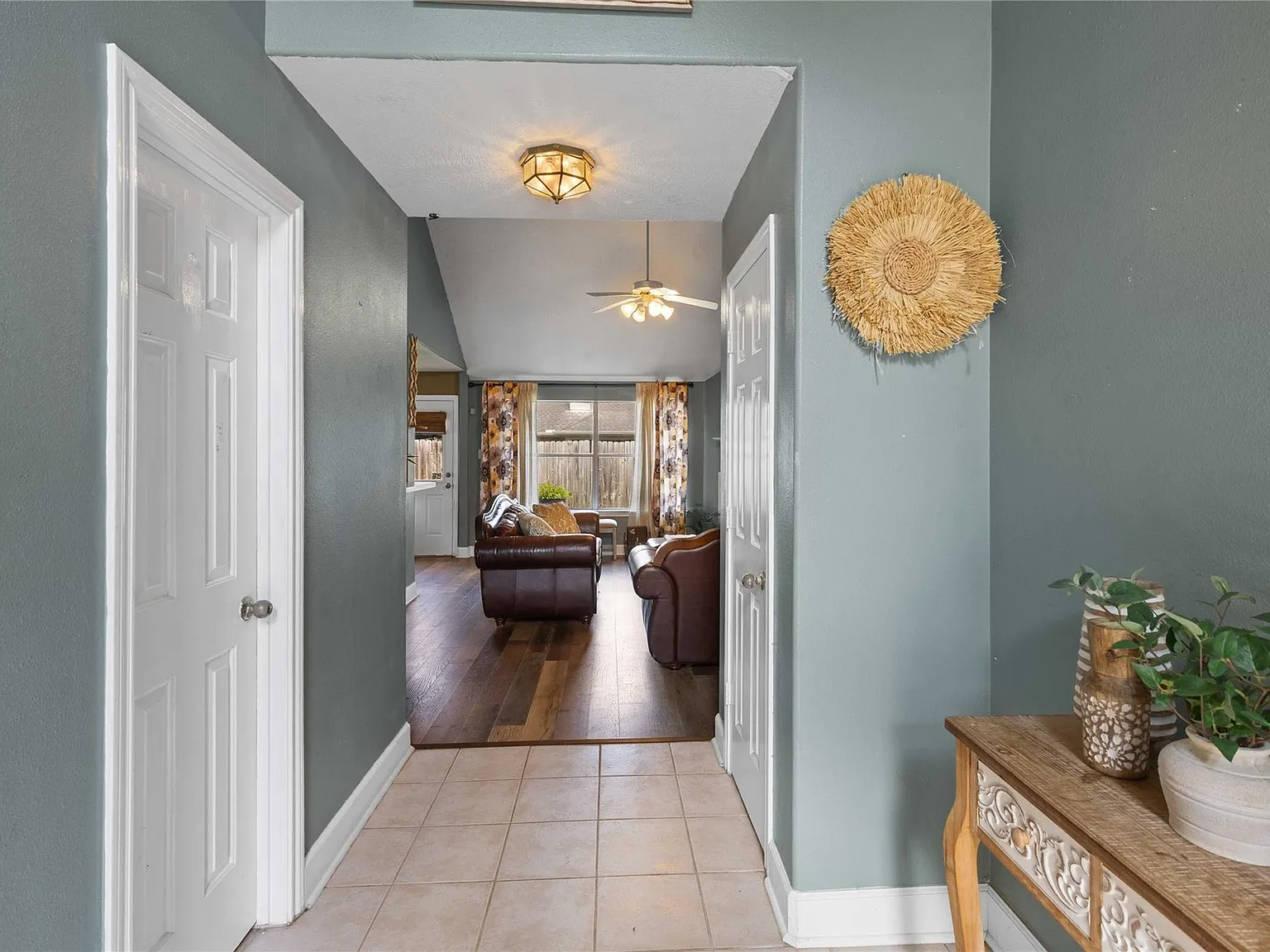 4 bed, 2.5 bath, 2082 sqft, $2,475 — Photo 3