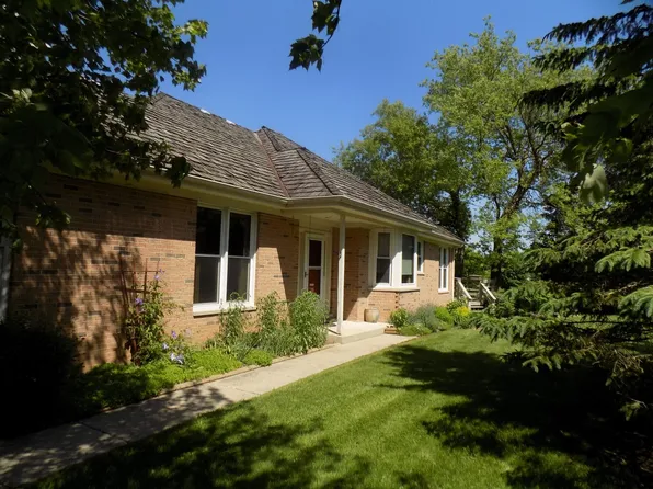 1000 Heron Way, Woodstock, IL 60098