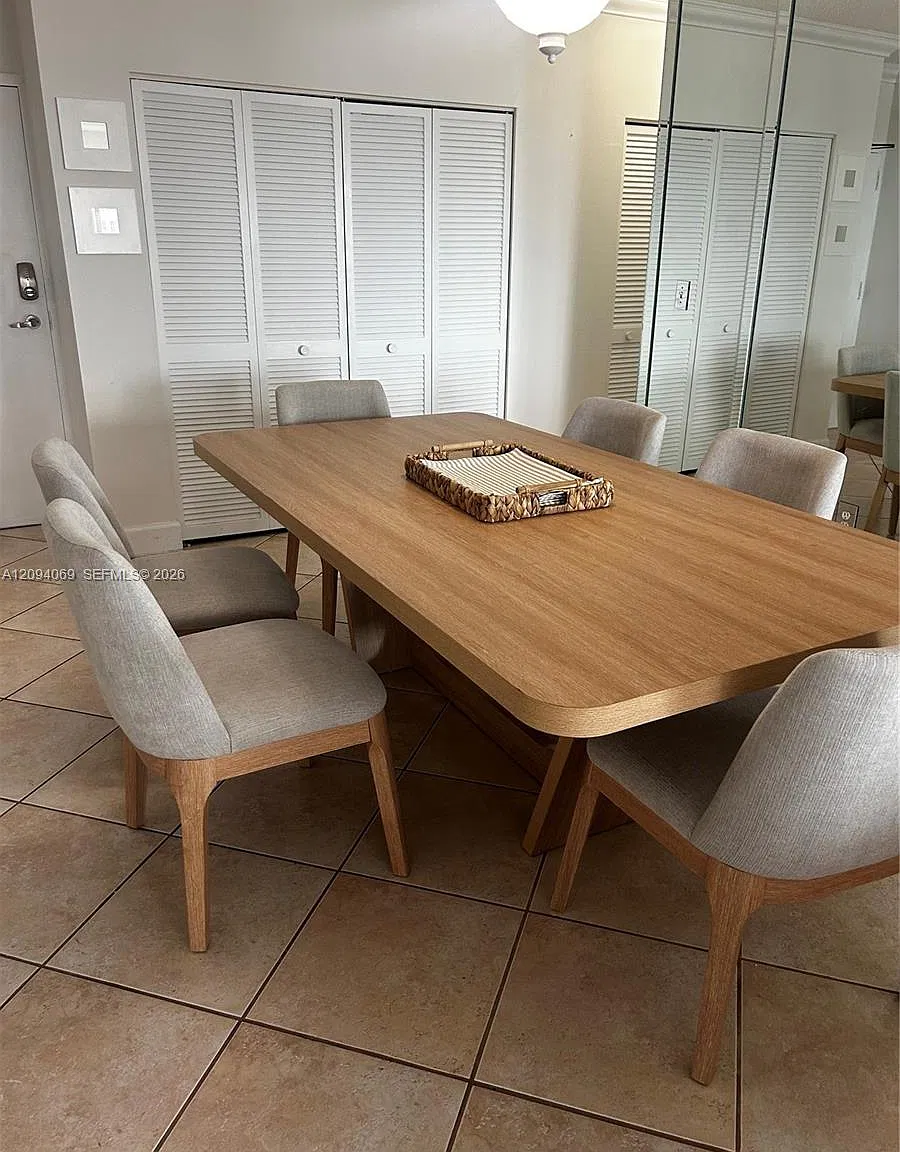 Hemispheres Condo — Photo 2
