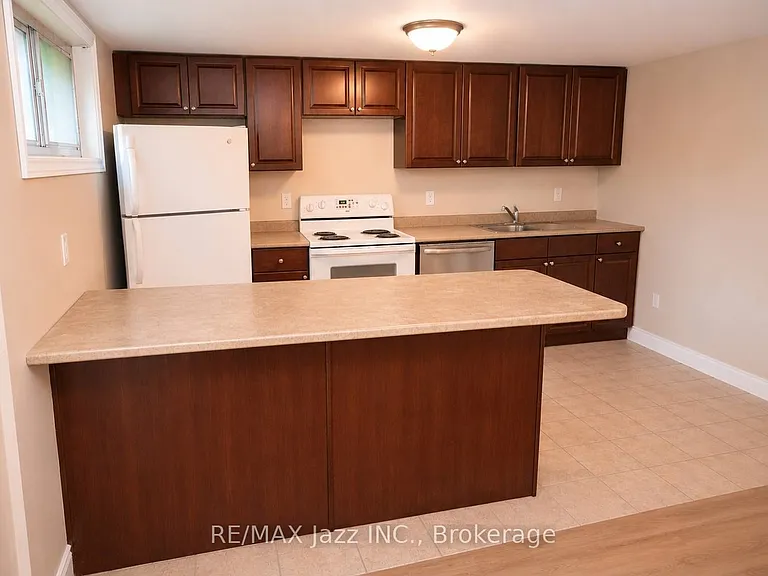 624 Stewart St #B — Photo 3