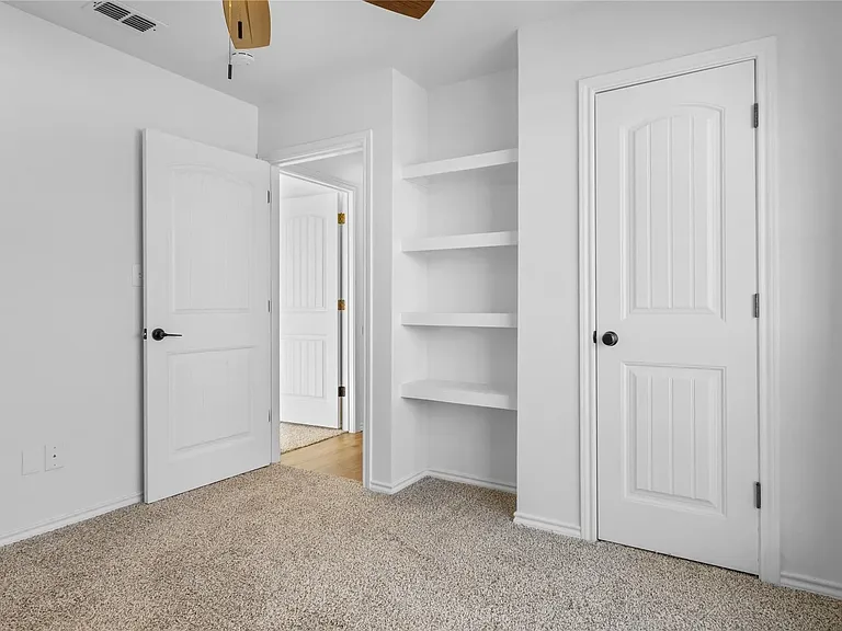 906 Roseanne Dr — Photo 4