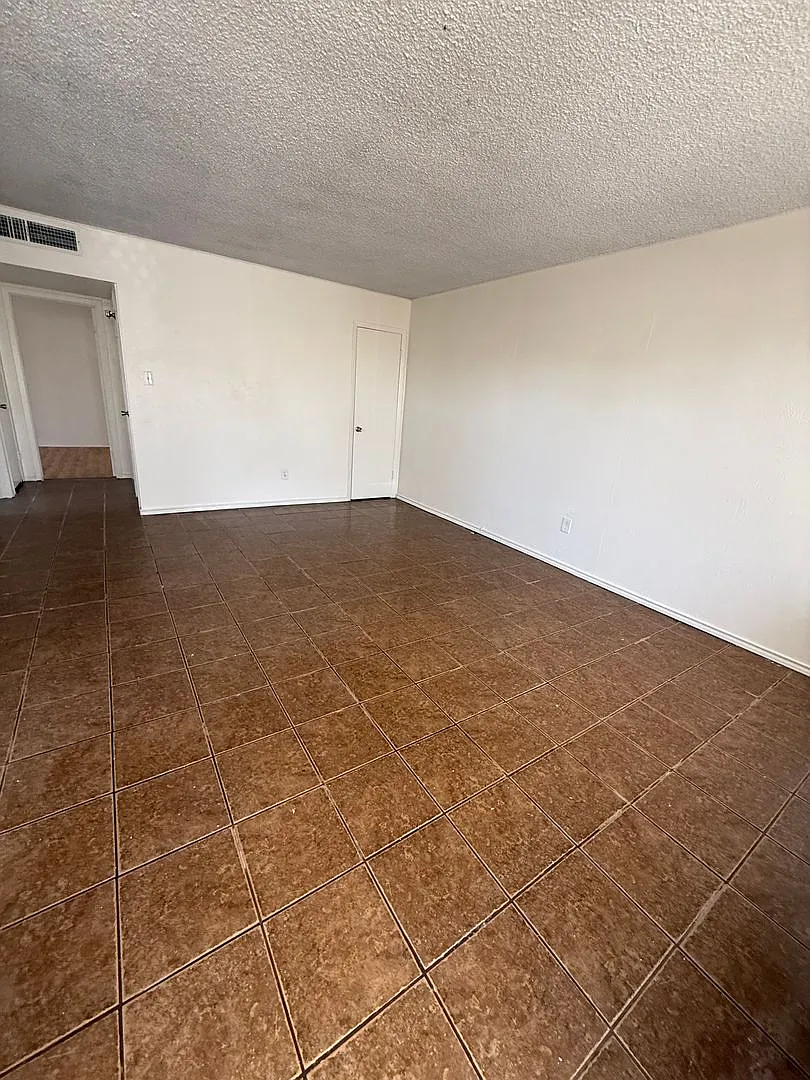 6plex Church 1206 — Photo 4