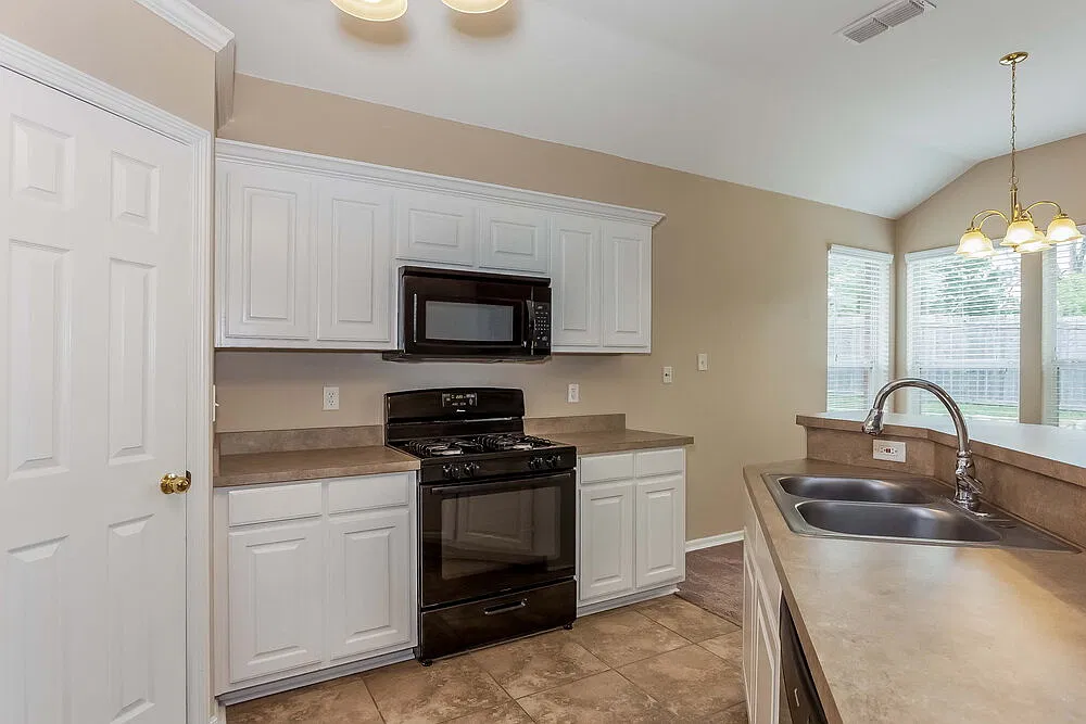 4 bed, 3.0 bath, 1818 sqft, $2,555 — Photo 4