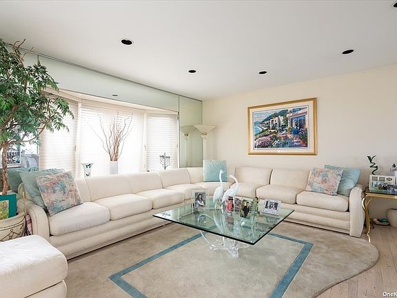3rd image of 939 Gerry Ave