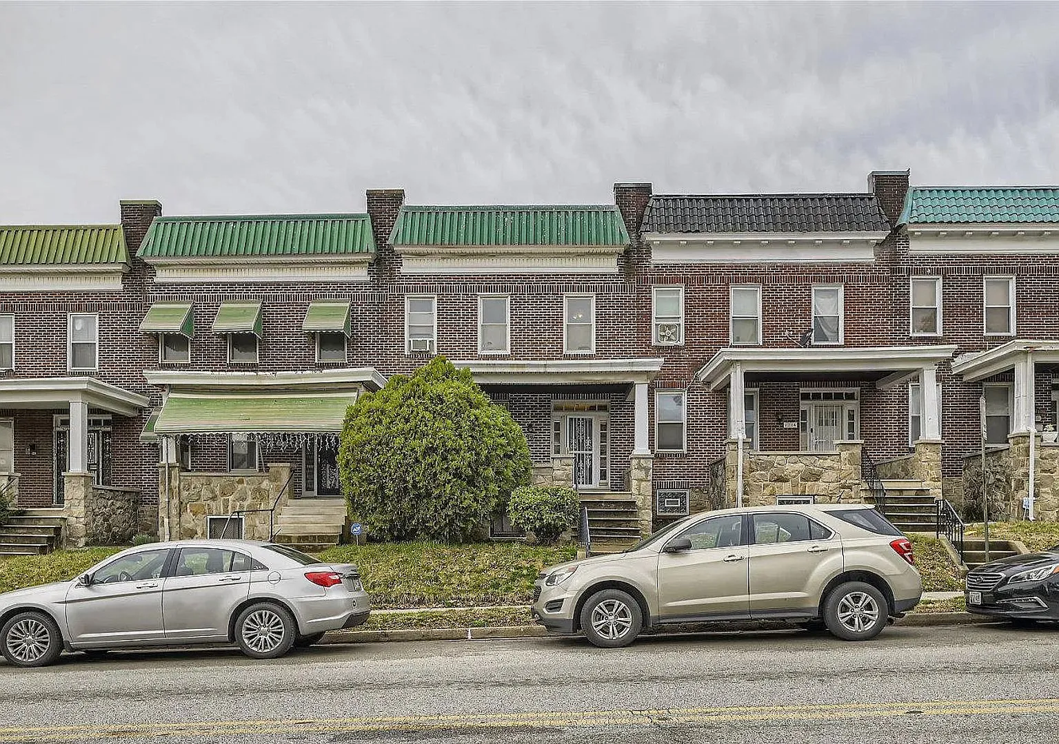 Charming 3-Bed Townhouse in Bridgeview-Greenlawn Cozy Fireplace & Covered Off-Street Parking — Photo 3