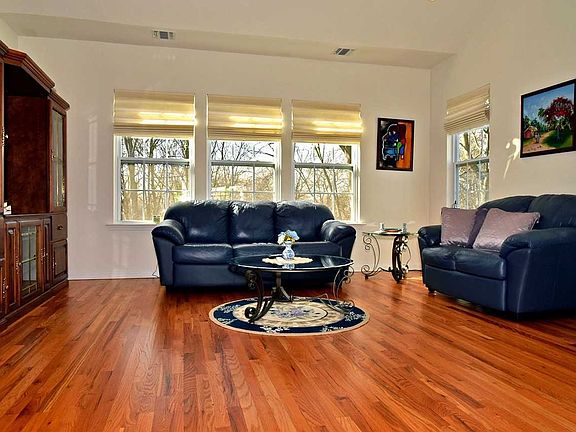 2nd image of 82 Warwick Dr #82