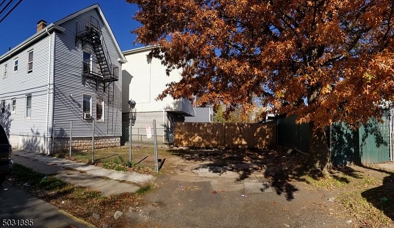 2nd image of 461 Henry St