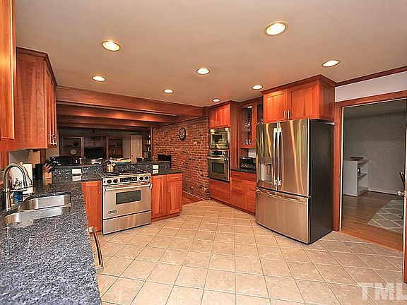 5th image of 418 Lakeshore Ln