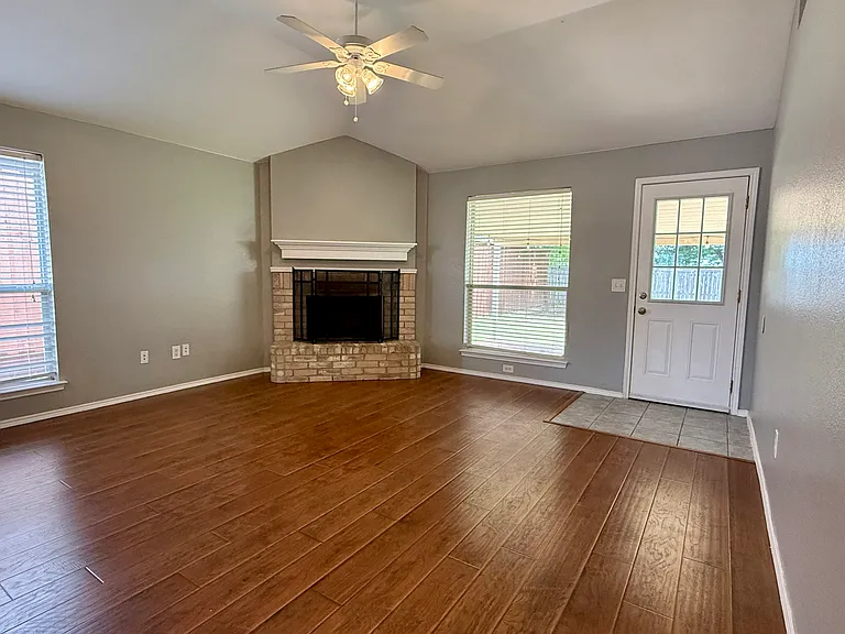 243 Lake Travis Dr — Photo 9