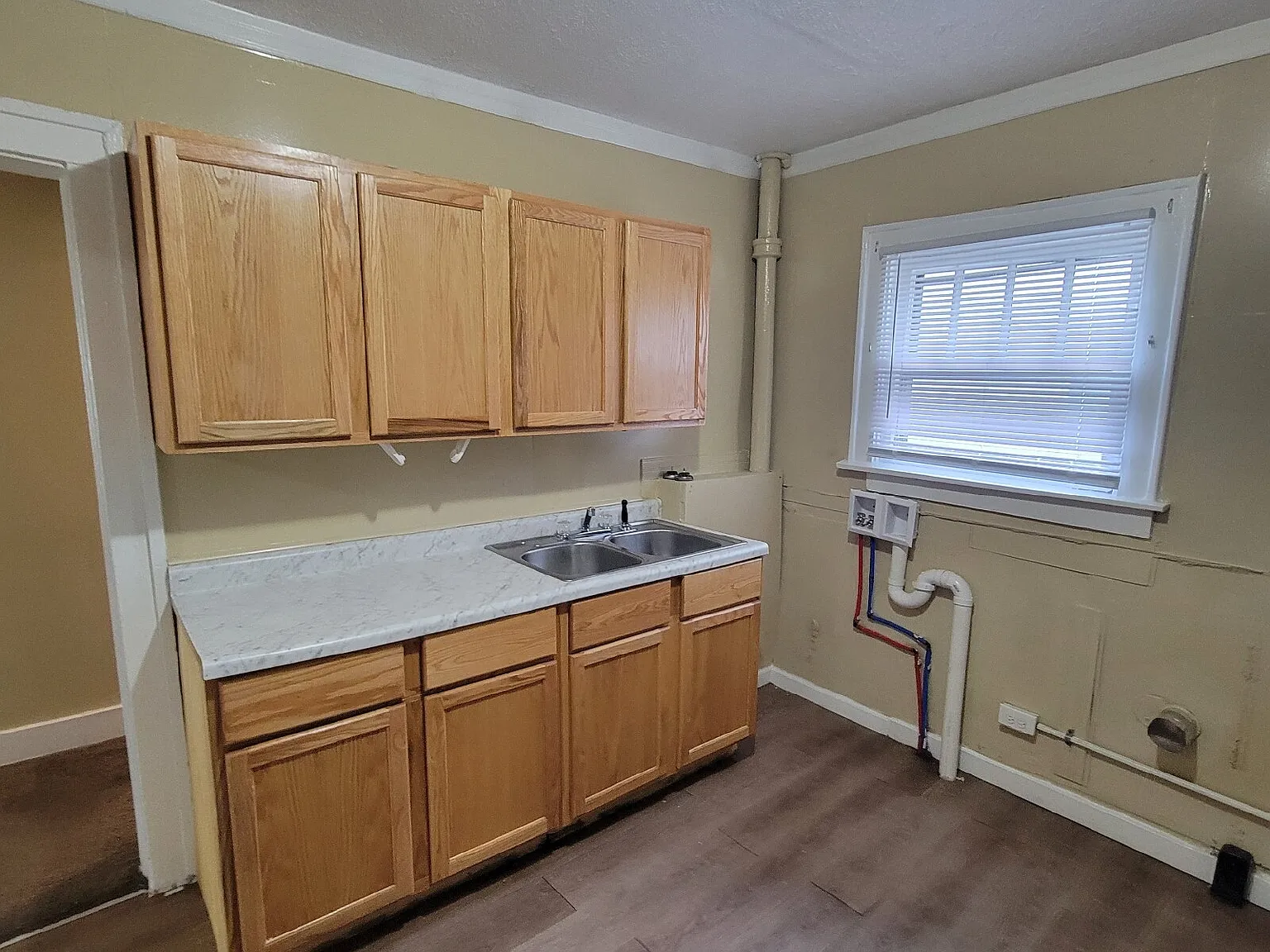 2 bed, 1.0 bath, $925 — Photo 3