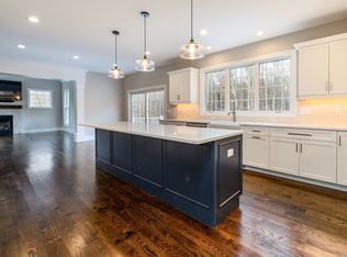 4 Pumpkin Grv, East Lyme, CT 06333