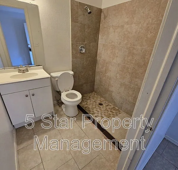 1654 Exeter Dr #4 — Photo 3