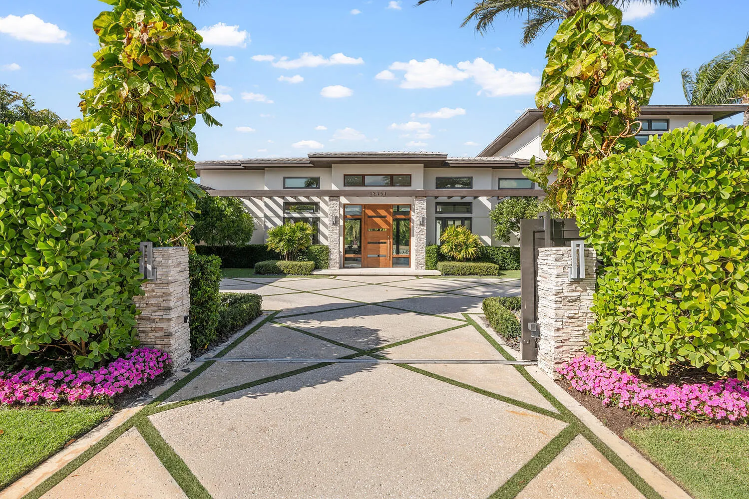 6 bed, 7.5 bath, 8096 sqft, $80,000 — Photo 3