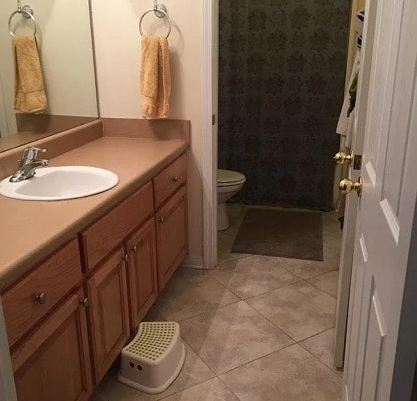 Hall Bath- Split sink and Separate door for Toilet/Tub/Showe