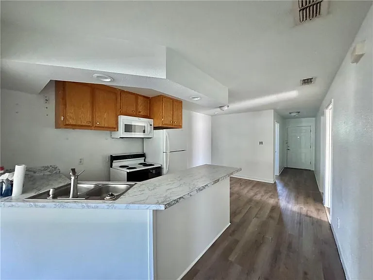 710 E C Ave — Photo 4