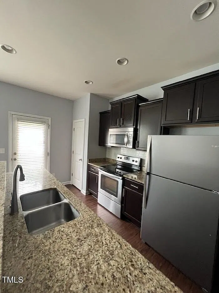3 bed, 2.5 bath, 1685 sqft, $1,850 — Photo 2