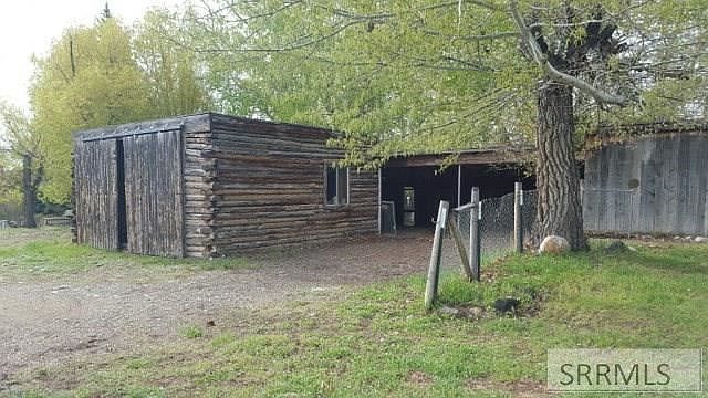 2nd image of 220 Challis Creek Rd
