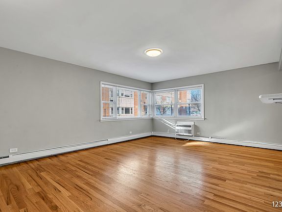 5th image of 2409 W Balmoral Ave APT 1E