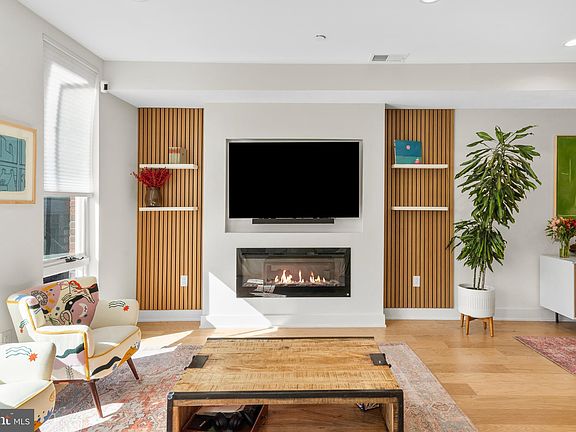 5th image of 439 E Wildey St