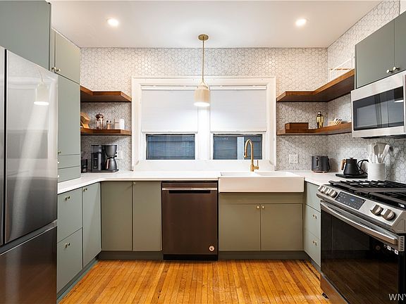 3rd image of 115 College St