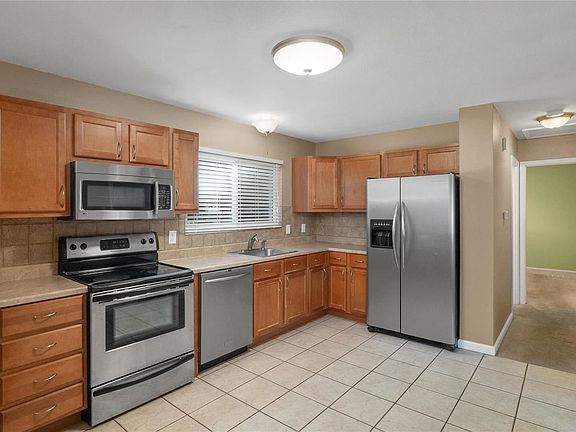 5th image of 46 Radford Dr