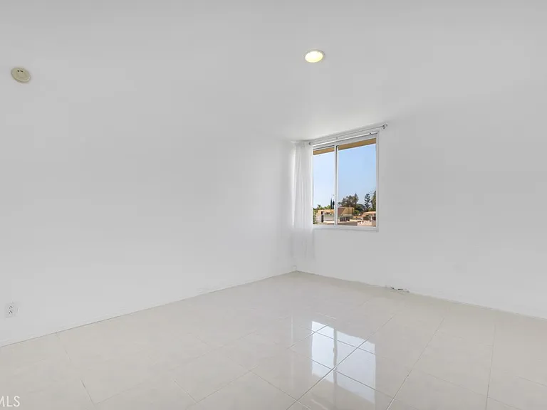 5301 Balboa Blvd — Photo 22
