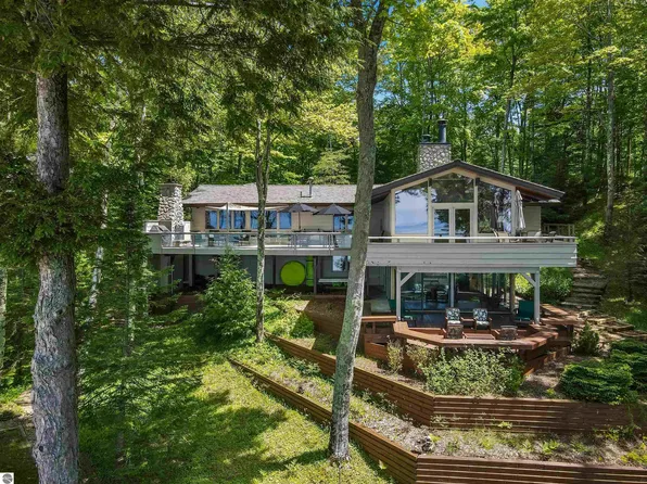 4857 Michigan Trl, Kewadin, MI 49648