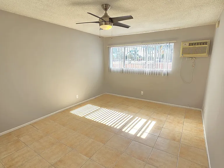 13955 Oxnard St — Photo 20