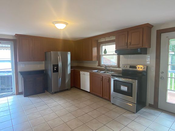 3rd image of 6 Woodland St