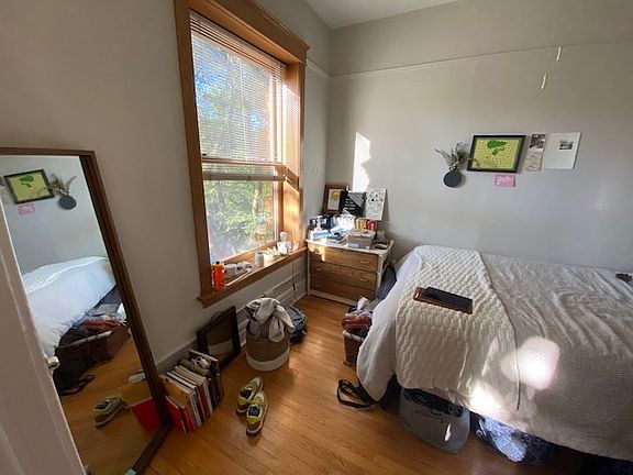 2nd image of 900 W Wrightwood Ave #3E