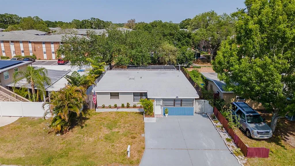 4 bed, 2.0 bath, 1301 sqft, $2,700 — Photo 3