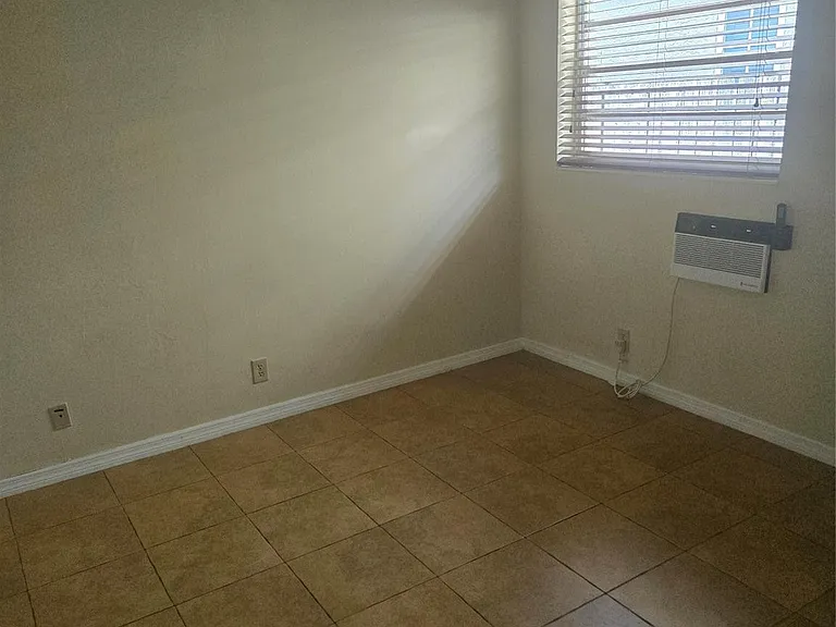 1416 NE 5th Ct #3 — Photo 6