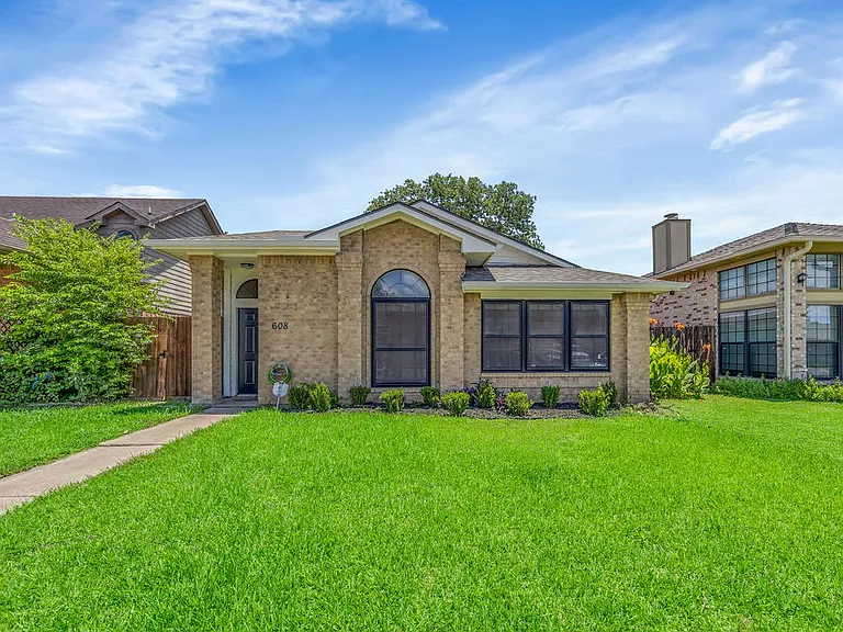 608 Rancho Dr — Photo 1