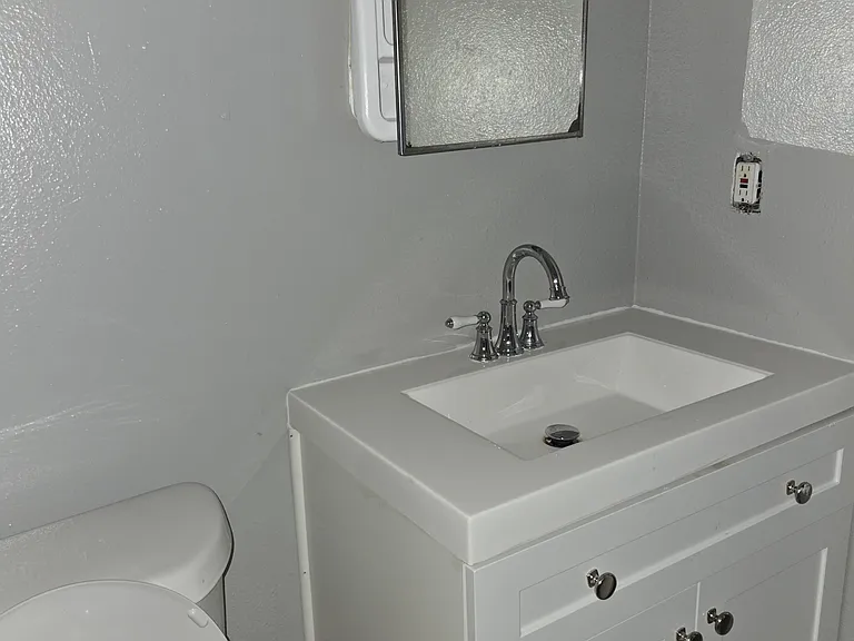 1027 Sumner St — Photo 7