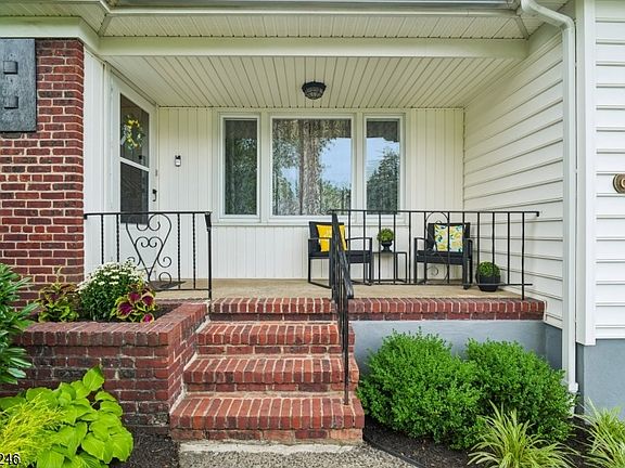 2nd image of 1 Archbridge Ln