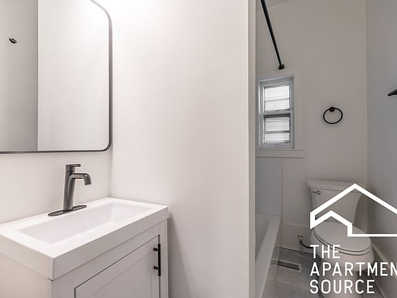 5th image of 2301 N Leavitt St #1F