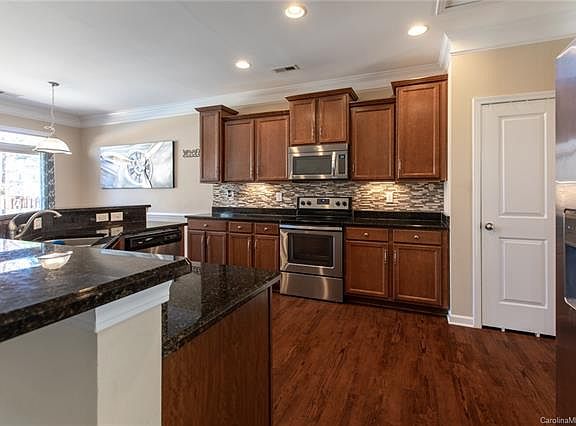 3rd image of 132 Kingston Dr