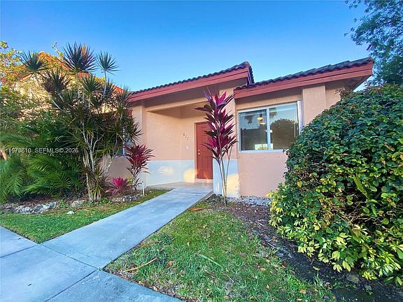 4th image of 611 NW 208th Cir