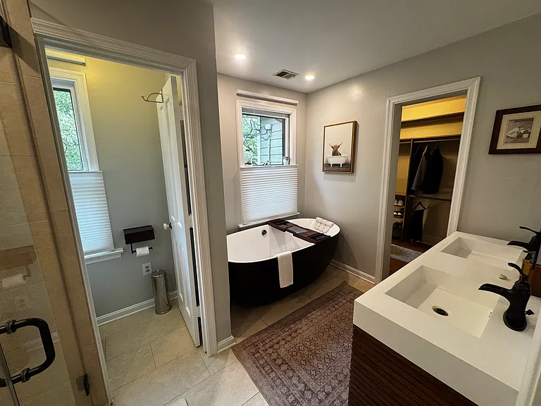 Primary bedroom en suite bathroom.