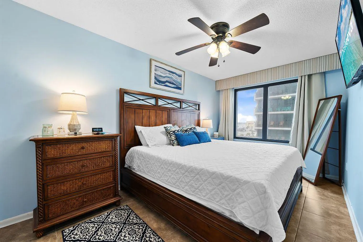 2 bed, 2.0 bath, 818 sqft, $4,023 — Photo 3