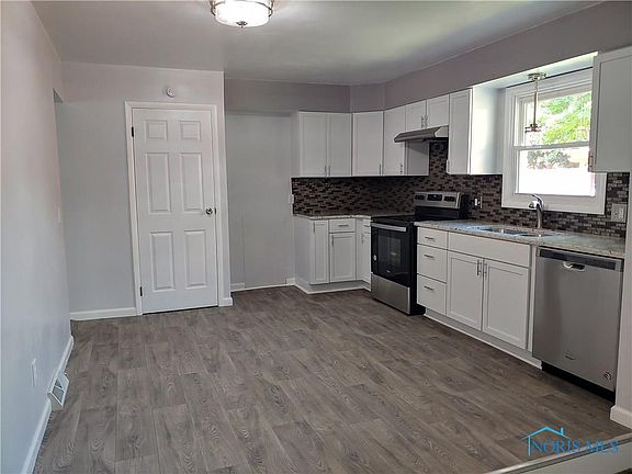 5th image of 344 Easthampton Dr