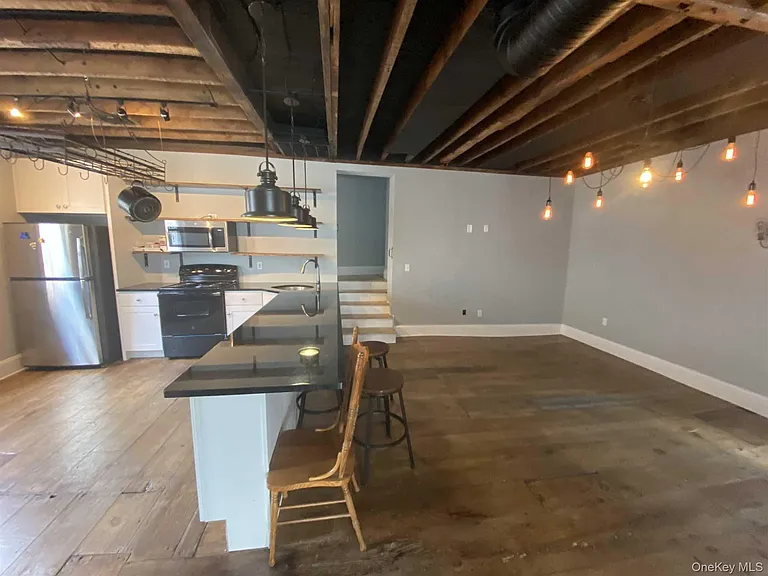 1121 Main St — Photo 8