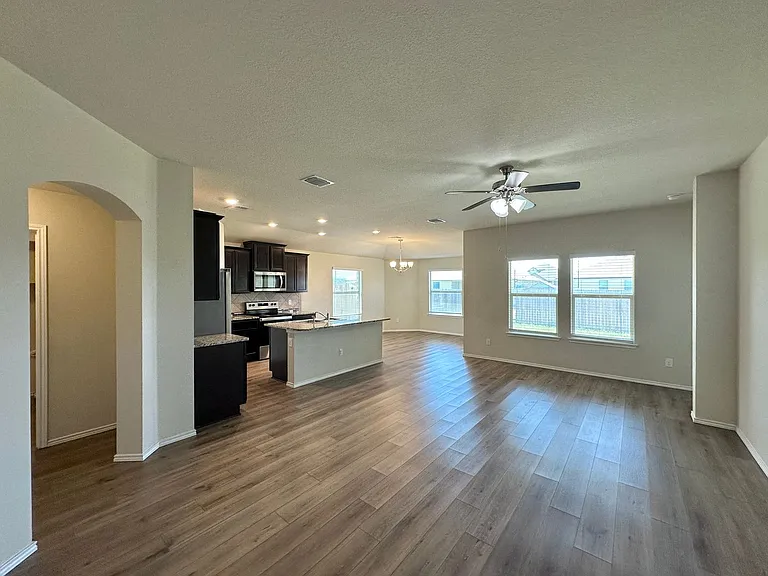 300 Danielle Dr — Photo 2