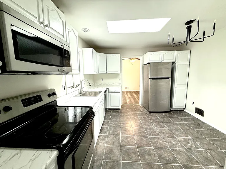 1000 Bismarck St — Photo 6