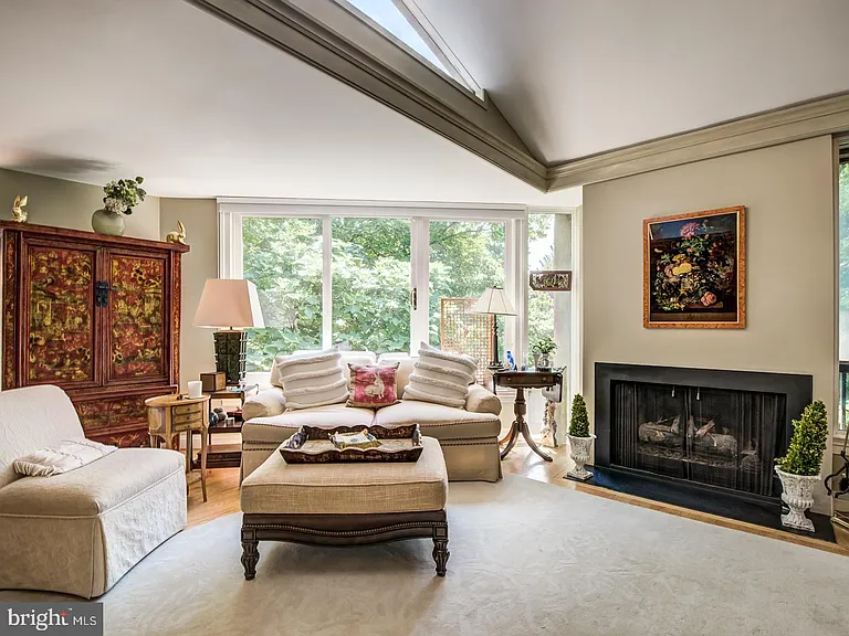 3808 Cathedral Ave NW — Photo 9