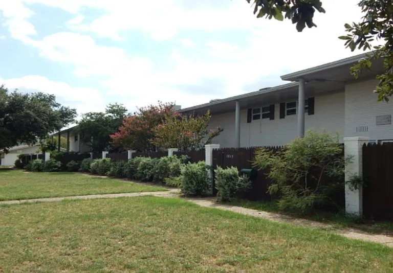 2401 Idlewood Ln — Photo 1